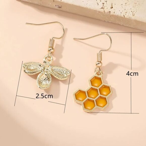 Bumblebee and Honeycomb Pendant Earrings - Picture 2 of 6